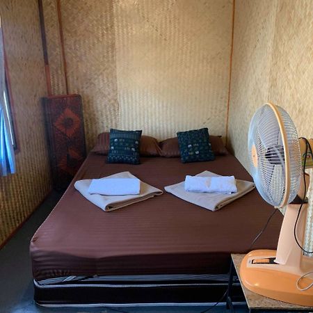 J Giant Hostel Чиангмай Екстериор снимка