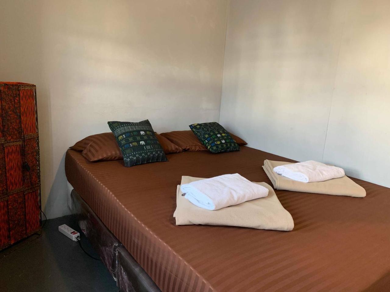 J Giant Hostel Чиангмай Екстериор снимка