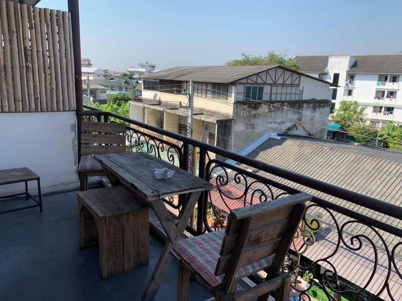 J Giant Hostel Чиангмай Екстериор снимка