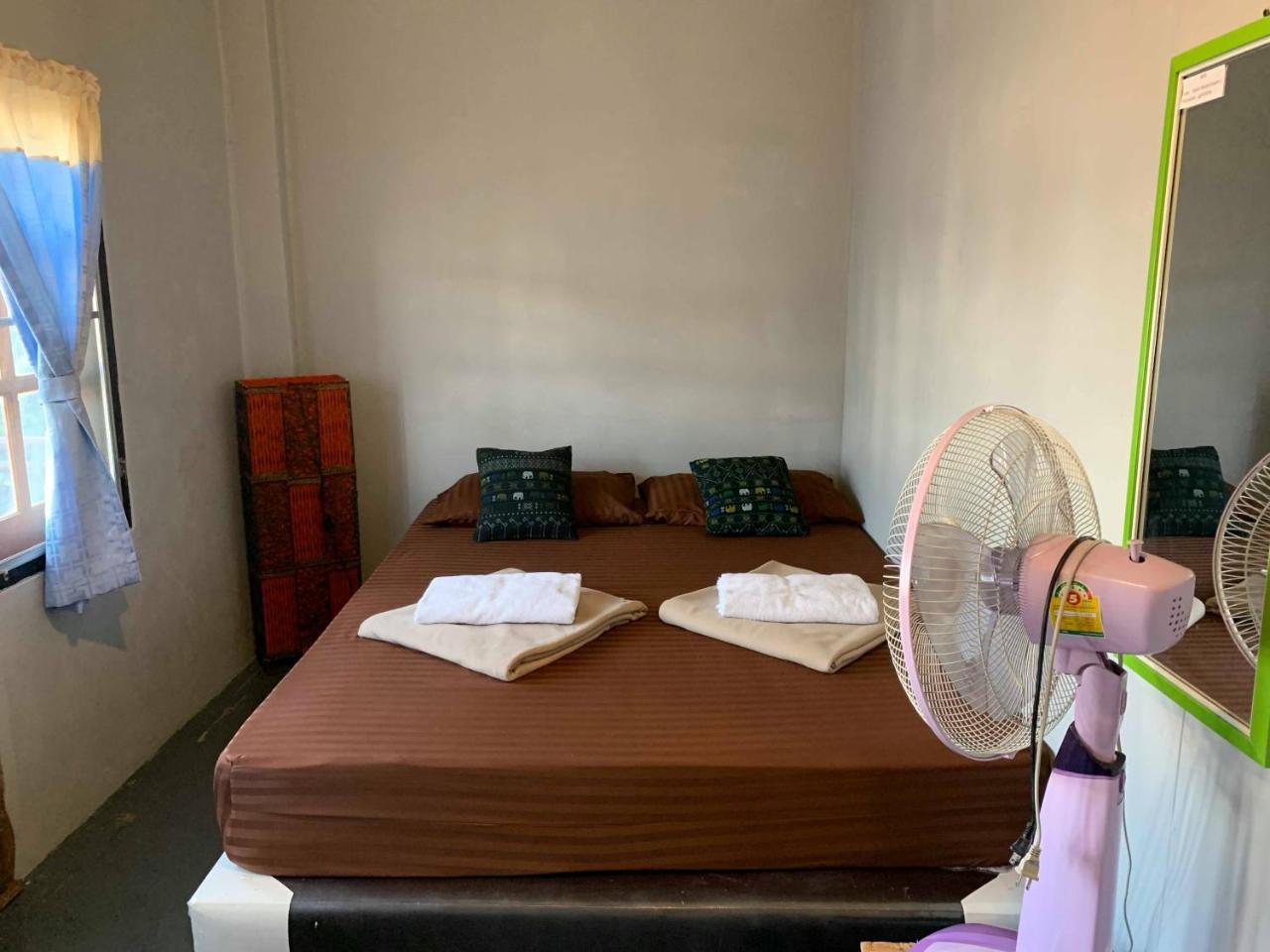 J Giant Hostel Чиангмай Екстериор снимка