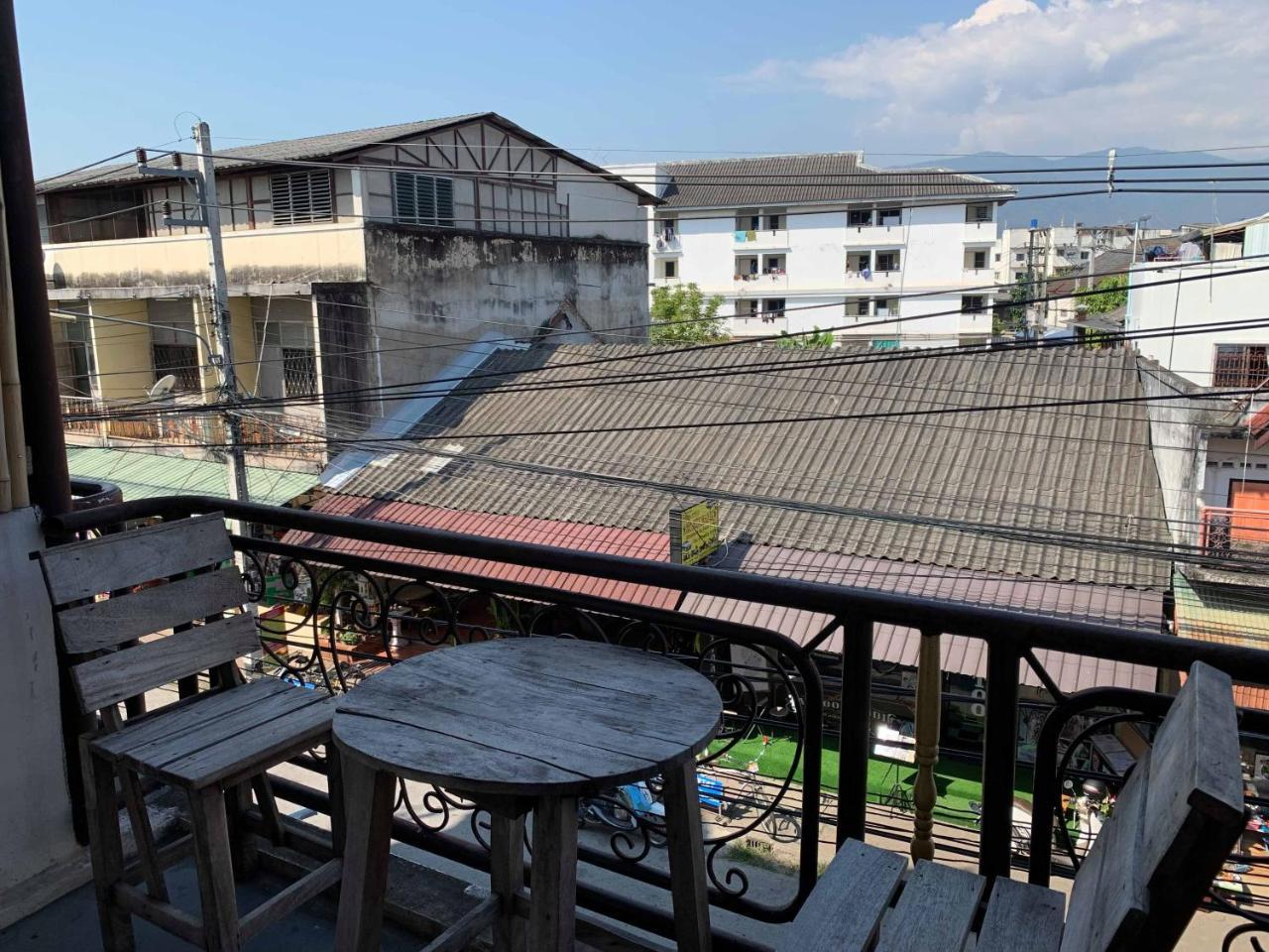 J Giant Hostel Чиангмай Екстериор снимка