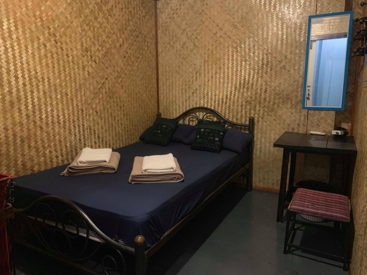 J Giant Hostel Чиангмай Екстериор снимка