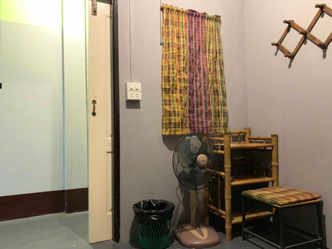 J Giant Hostel Чиангмай Екстериор снимка